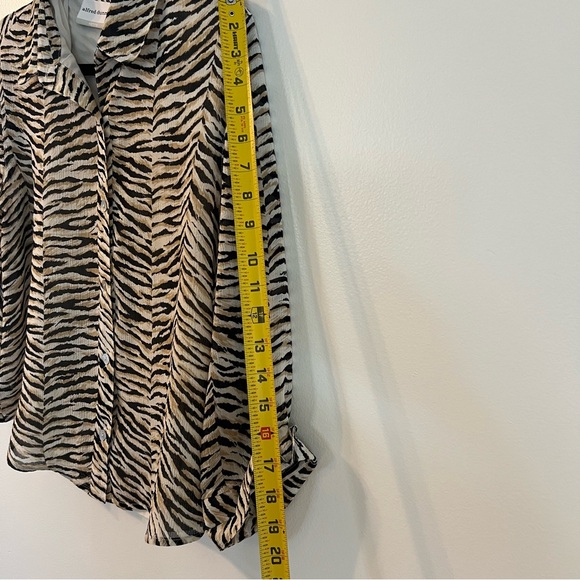 Alfred Dunner Zebra Print Button-Down Blouse Size 8P - Picture 10 of 10